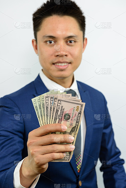 手拿钞票摊开