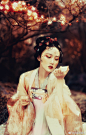 「聊斋·梅女」<br/>梅谷有女，身姿婀娜，夜伏晨出；采落花以酿酒，众人赞之为 :“ 黄莺不语东风起，深闭朱门伴细腰 ”<br/>