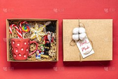 手工制作的爱心包，带有糖果、姜饼的季节礼盒，圣诞节装饰的个性化生态友好篮子，供家人、朋友、女孩感恩节