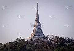 在Khao Wang或Phra Nakhon kiri历史公园山顶上的agoda，山上的古老宫殿。