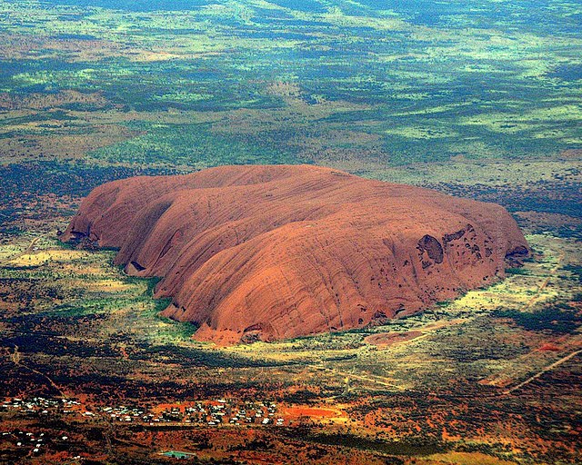 艾尔斯巨石又称艾尔斯岩石基围周长约9公里海拔867米距地面的高度为