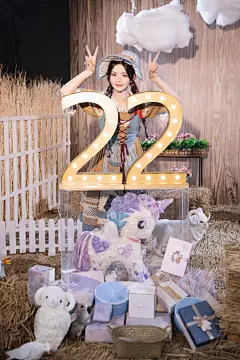 杨超越超话#杨超越生日农场造型#洁白的蕾丝花边，点缀少女优雅的身姿；复古的拼布碎花，衬托出举手投足间的动静皆宜。祝福歌声响起，一同跟随@杨超越 的脚步，奔赴这场天真烂漫的舞会。O网页链接 ​​​​