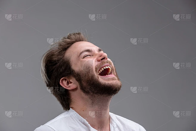 有幽默感的年轻人喜欢笑声