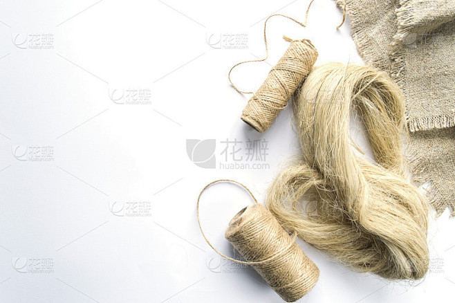 亚麻纤维用于生产亚麻织物、亚麻纱线和纱线。