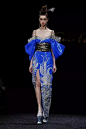 “中国高定第一人”郭培，将中国风带到巴黎时装周，惊艳全世界！