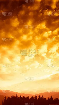 这是斯洛伐克塔特里令人振奋的山景。生动的，渐变风景与透视在红色基调。夏天在山脉。色彩鲜艳的自然壁纸。
