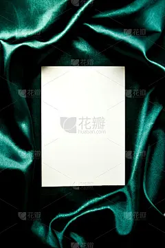模拟问候打字背景绿色丝绸，白纸平铺排版为贺卡