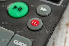 近距离微距摄影智能电视电视遥控器与录音按钮。节目、商业、录音、电视、行动和广播的概念