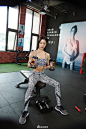 美女克拉拉健身课塑造健美胸型_新浪图片