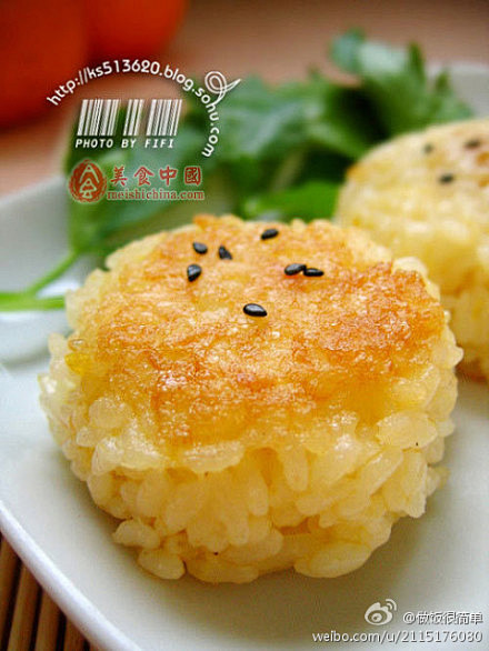 【蛋煎饭团的做法】1.焖好的米饭稍稍晾凉...