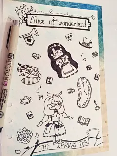 #小性兒の手繪本#终于定稿啦～小性儿梦游仙境～从小就喜欢爱丽丝，终于画起来了～#可爱手绘##手帐生活##填色本##爱丽丝梦游仙境#