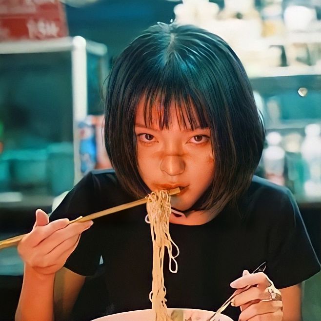 吃面的女孩