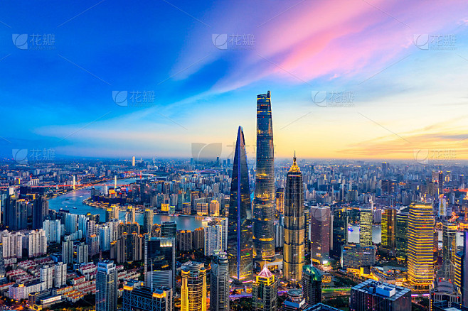 夜景鸟瞰图上海的天际线和城市景观。