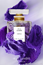 时装设计师Shalini宣布了她第五款香水的上市，这是Iris Lumière。这与先前的Paradis Provence香水风格差异极大...这是款夜间的香水，它的所有光亮来自月光。正如该品牌所有其他香水一样，这款香水是由调香师Maurice Roucel调制的...#Fragrantica# #香水新闻# #香水# #新香速递# O网页链接 ​​​​