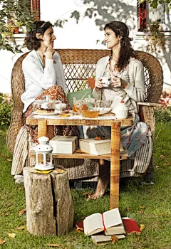 茶话会,派对主人,玻璃水瓶,垂直画幅,饮料,仅成年人,青年人,书,平和