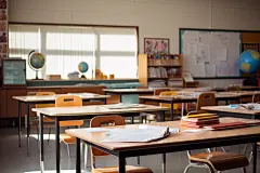 中学教室课桌椅场景摄影图