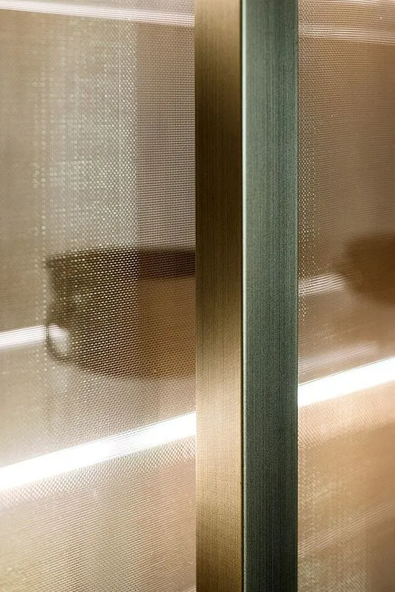 A big monolith in natural stone and bronze-花瓣网