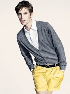 怀旧，向80年代致敬！于是在这个夏天，黄色的温度再次回暖，从Michael Kors 到 Jil Sander，一众设计师的支持，让这个臭名昭著“难搭配”的色彩，再度成为了时尚的主流。那么，面对着这个危险又流行的色彩，你该如何搞定呢？马上来告诉你，今年夏天，你该如何搞定时髦的黄色！