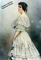 澳大利亚歌剧演唱家Nellie Melba在1900年主演《茶花女》时穿的戏服，由当时著名的时装师Jacques Doucet设计。象牙色缎子裙，装饰着层叠的蕾丝花边、大量银色亮片与水钻组成的闪光饰带、缎子蝴蝶结，还有布制白色山茶花，让整个人都包裹在一片柔光中。款式结合了故事所在的1840年代的服装与演出当时的流 ​​​​...展开全文c