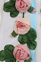#20th-Century Fashion#
Jeanne Lanvin 设计的伴娘礼服，1912年
由细腻的蝉翼纱制成，饰以含苞待放的玫瑰与淡蓝色镶边  ​​​​