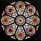 【玫瑰窗（the rose window）】也称玫瑰花窗，为哥特式建筑的特色之一。