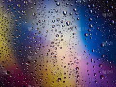 水滴色背景雨玻璃空间彩虹。