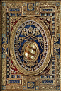 【教皇牧徽】Papal coats of arms。前两天有人问这类纹章的意思，这个是每代教皇的标志，固定素材三重冠(主教冠)+金银钥匙+家纹盾牌，家纹盾中能看到很多传奇家族，比如美第奇家族，比如波吉亚家族。WIKI中文部分已经写得很详细了，http://t.cn/8sNkFob