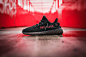 www.dunk.com.cn - 新年首发！Yeezy 350 Boost V2“Bred”黑红配色高清图赏