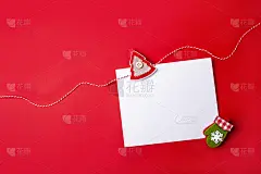 红色背景上的祝贺空白纸。圣诞和新年贺卡。空的空间