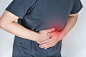 男人捂着腹部，常见疾病腹痛胃痛图片。