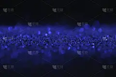 壁纸电话闪闪发光。闪闪发光的表面。黑色背景上的蓝色闪光。喜庆的明亮背景。新年和圣诞节背景。显示纹理