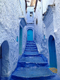 希腊的蓝色街巷，就像是沉浸在蓝色沁凉的梦境里一般~