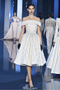Ralph & Russo Couture 2014秋冬婚纱，婚纱连同头纱一起运用了大量的手工刺绣，配上亮片打造立体感，显得高贵华丽。