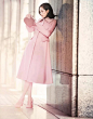 水原希子 （Kiko Mizuhara），Dolce&Gabbana粉色收腰长款大衣+粉色搭扣高跟鞋+黑色水钻手拿包-Hi潮-明星衣橱、潮流、韩版、欧美、穿着、搭配、配饰- 轻时尚 潮生活