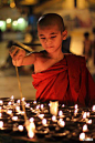 花瓣网：#花瓣爱摄影#很温暖的一张作品。作者：楚鹏 作品描述：“这是我到达缅甸首都仰光的第一站，大金塔是缅甸最神圣的佛塔，我的拍摄计划之一便是在这里记录当地人虔诚向佛的场景，于是便有了这张在烛光下令我感动的画面。” http://t.cn/SJAQ5T （分享自 @花瓣网）