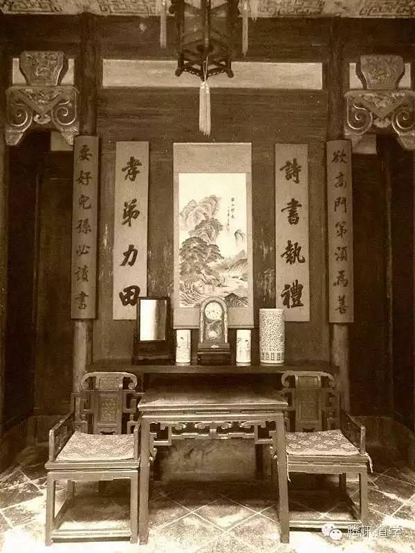 图鉴古人家居陈设之法_厅堂 : 古代厅堂家具要体现典雅庄重、端方肃穆、秩序井然的气度，所以中堂家具形体一般都很大，多为六件套：条案、方桌各一张 ...