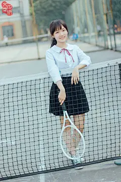 可爱的校服美眉爱打网球1