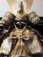 【五月人形】日本男孩节除了有鲤鱼旗，还有五月人形：一般由甲冑、弓箭、剑、鼓和旌旗等组成，有的还有八音盒。 ​​​​