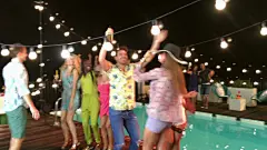晚上在游泳池边的派对上跳舞的年轻人