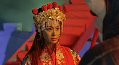 我的意中人是个盖世英雄 有一天他会踩着七色的云彩来娶我 我猜中了开头 可是我猜不着这结局

