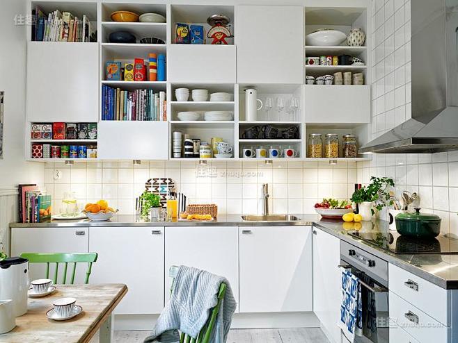 【亮点】纯白色的厨房壁柜，以各种彩色物品...