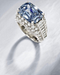 这颗罕见的5.3克拉璀璨深蓝色钻石是由格拉夫钻石珠宝公司(Graff Diamonds)在2013年以950万美元购得，以每克拉成交价180万美元，刷新了每克拉钻石价格世界纪录。原来这颗钻石是由意大利珠宝品牌宝格丽(Bulgari)镶嵌在了一枚Trombino戒指上，时间可追逆到1965年，在当时的皇室与社会名流都十分垂涎蓝色的钻石。