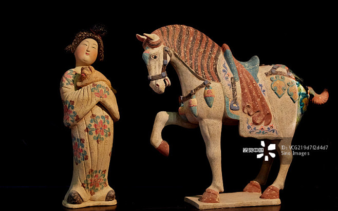 唐三彩人偶和马
