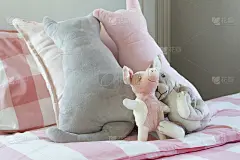 可爱的娃娃在女孩的床上