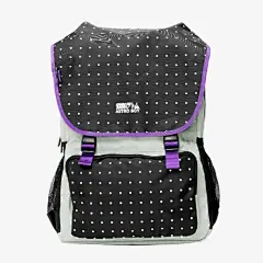 配以用阿童木人头排成的图案，远看像是圆点，近看发现时阿童木人头，还带有视觉上面的效果。款式男女都适合，还可以当情侣包使用。设计师采用轻便、耐磨的尼龙料，巧妙运用紫色织带外包边工艺，令整款袋子有了亮点，是整款袋子的精髓。