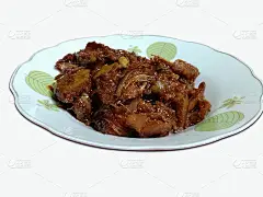 白盘子里有自制的紫薯或紫薯。粮食日的概念。