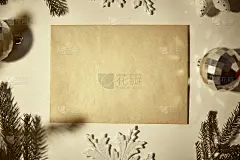 节日复古卡片，信封模型与手工装饰，冷杉树枝和时髦的装饰品与阴影。圣诞快乐的概念。本空间