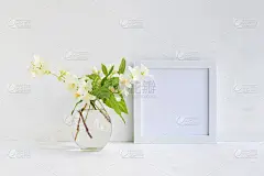 模型与白色框架和白色茉莉花
