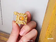 貌美的艺术珠宝仿佛有一种魔力，
让人着迷，如眼前的这一枚，欧式复古风，镂空网状设计，圆融饱满的裸玉石，天然剔透，似蜜儿般恬美～
配以珍珠做点缀，有一种压不住的娇美！

规格：34.6*28*11.8mm
喜询 ​​​​