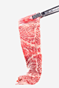 夹子夹起的肉片图宝宝 https://bao16.com 韩国烤肉 烤肉海报 新鲜肉片 生肉片实物